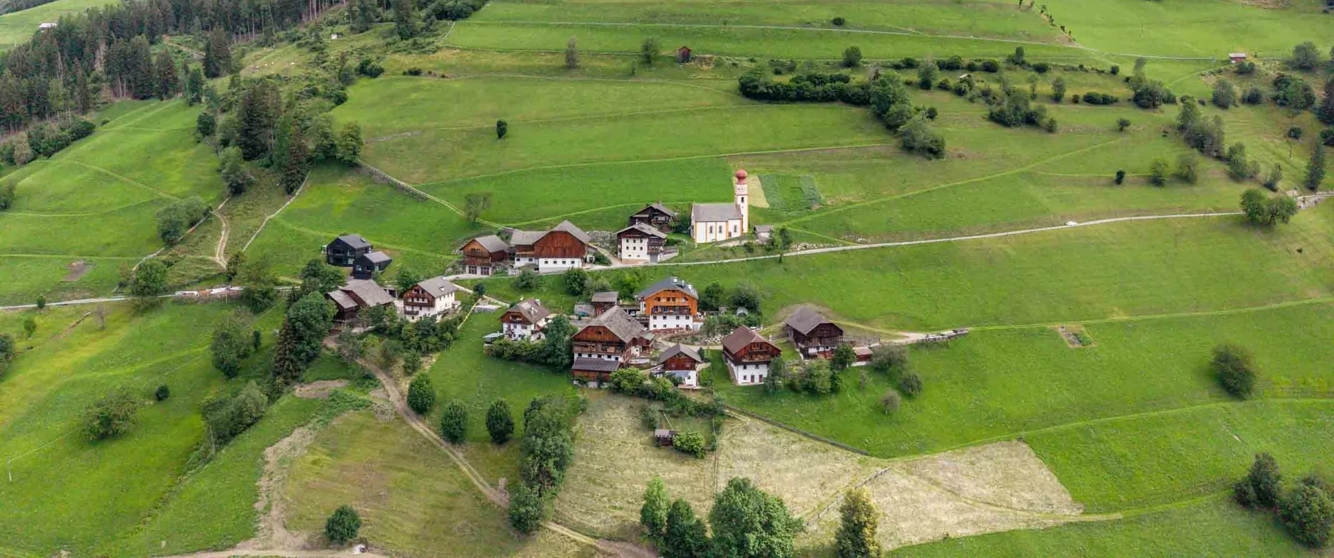 Lü Mesavila und das Bergdorf von oben
