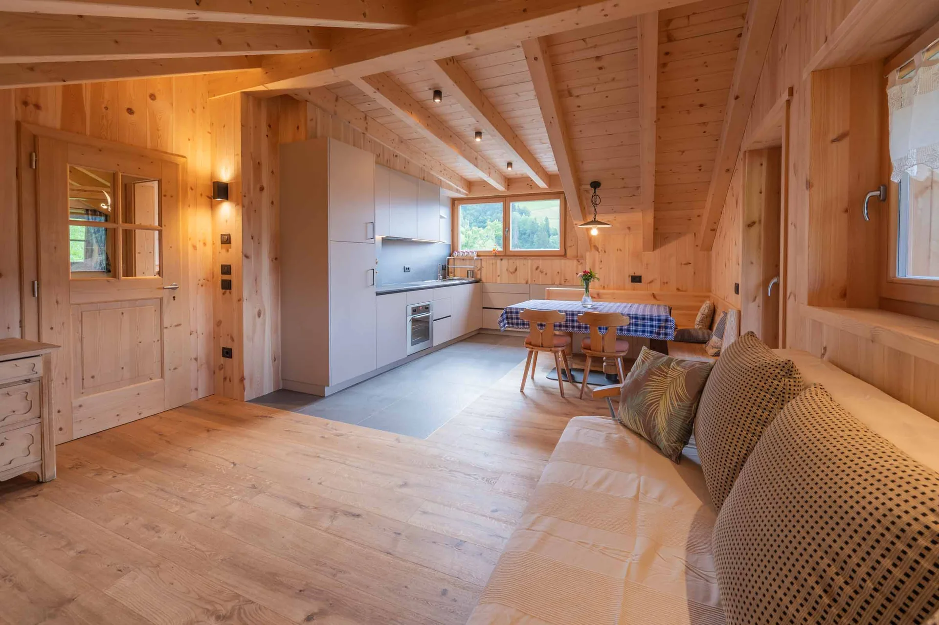 Helle Ferienwohnung mit Wohnküche im Lü Mesavila
