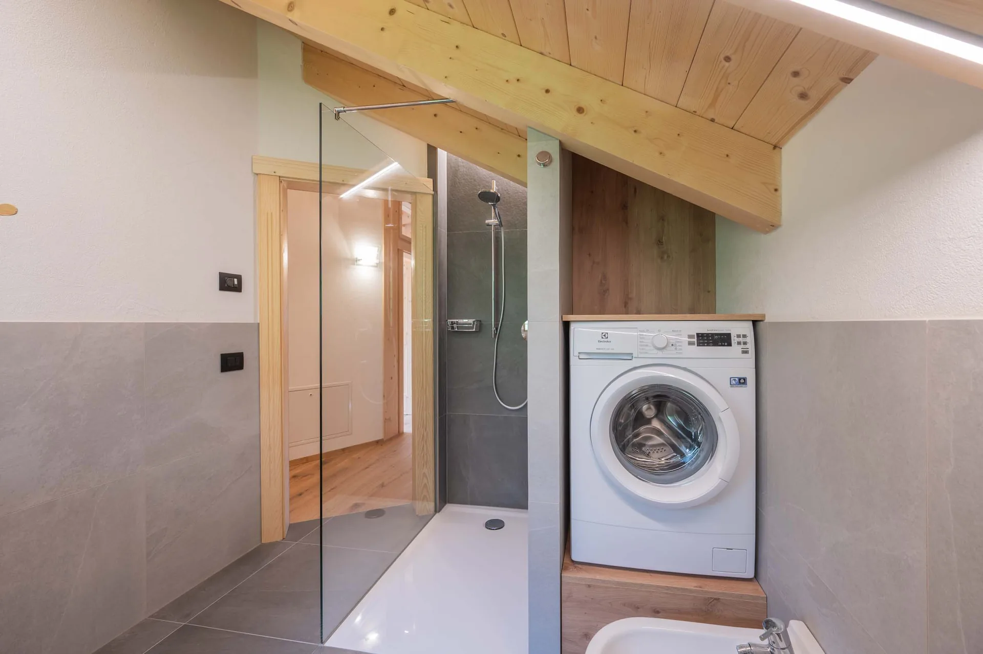 Bagno con doccia e lavatrice
