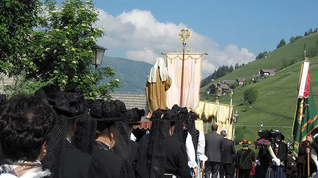 Processione tradizionale a Marebbe